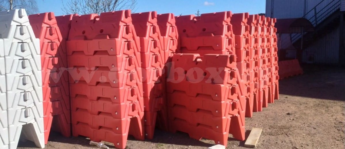 Хранение блоков БРДО-А-в штабелях. Минск Дорожные водоналивные блоки на складе в штабелях