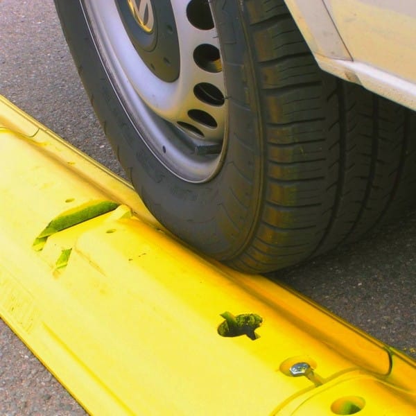 Наезд колесом на ДЛ-1000 Дилиниатор дорожный (сепаратор) типа ДЛ-1000