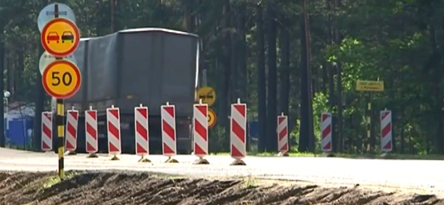 Дорожные вехи на трассе Дорожные ограждения типа сержант - вехи направляющие на дороге